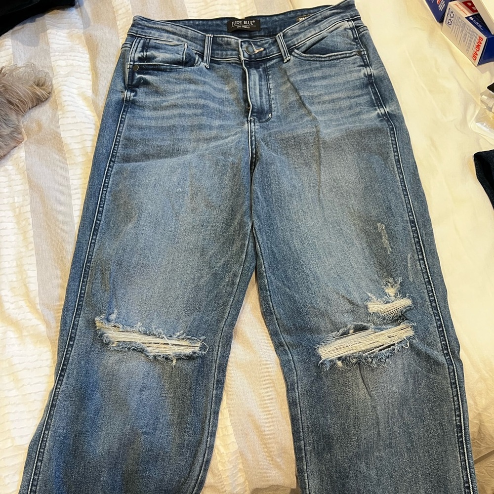 Judy Blue straight fit. Holes in knees. Mild distressing. Size 5/27
